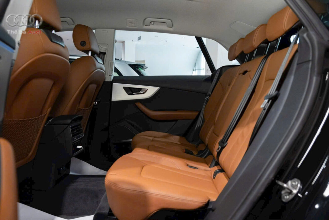 Hàng ghế sau Audi Q8