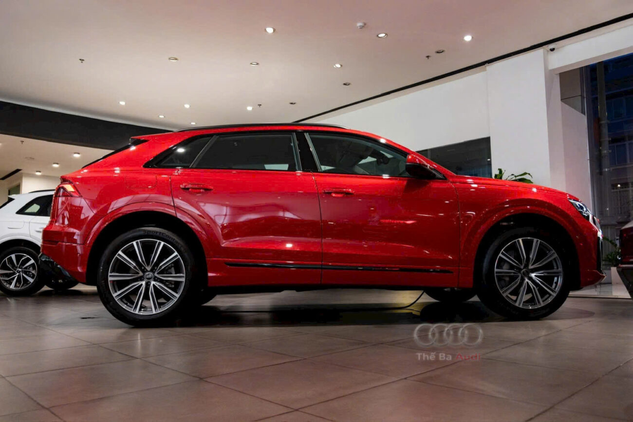 Hông xe Audi Q8